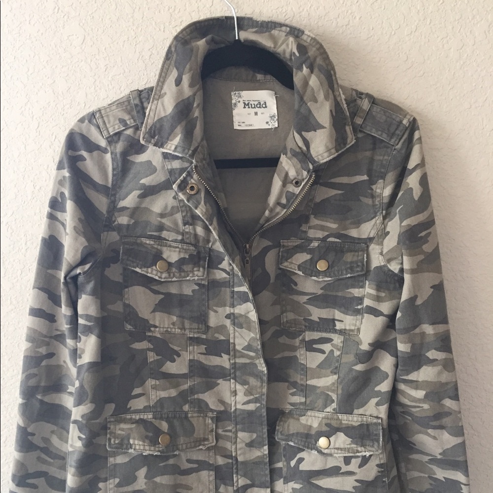 Slim fit camo jacket. Cute and clean!